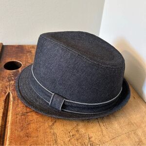 Levi’s Dark Denim Fedora Adult unisex S/M some discoloration on inside rim